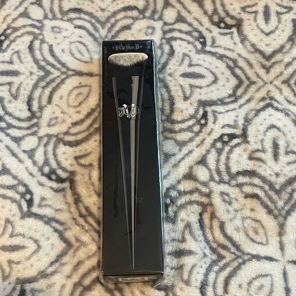 Edge foundation brush Kat Von D